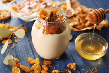 Cam Kavanoz lezzetli yoğurt ile 