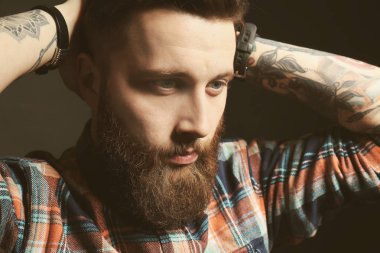 Yakışıklı sakallı adam.  