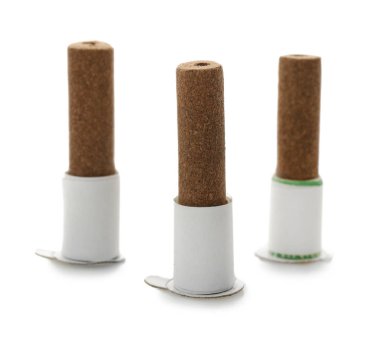 Beyaz arka plan üzerinde moxibustion için mini sopa