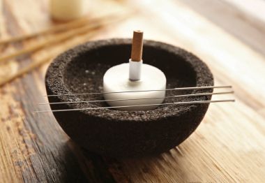 Akupunktur üzerinde ahşap arka plan sağlar