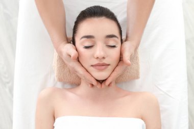 Kaplıca salonundaki güzel genç kadın.