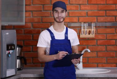 Yakışıklı genç bir işçi 