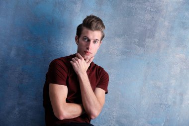 Yakışıklı genç adam.