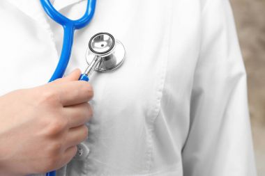 Doktor steteskop tutuyor.