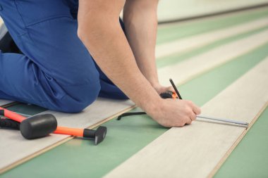 Erkek işçi eller yükleme laminat döşeme