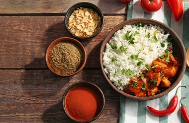 Kase lezzetli tavuk tikka masala, pirinç ve baharat ahşap tablo