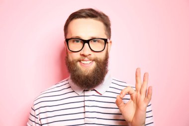 Yakışıklı genç pembe bir arka plan üzerinde