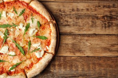 Taze malzemelerle dört peynirli pizza 