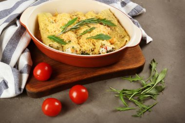 Lezzetli doldurulmuş makarna