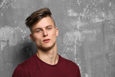 Yakışıklı genç adam poz veriyor.