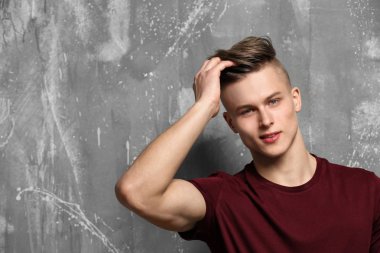 Yakışıklı genç adam poz veriyor.