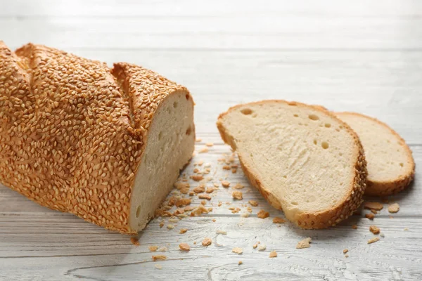 Limpa och två skivor bröd med sesamfrön på träbord — Stockfoto
