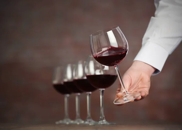 Kelner serwujący wino — Zdjęcie stockowe