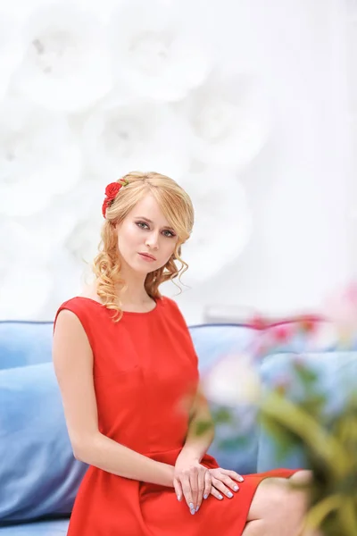 Mulher Bonita Vestido Vermelho Dentro Casa — Fotografia de Stock