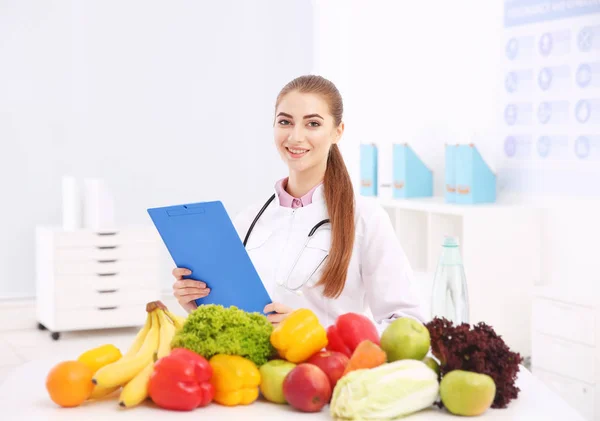 Giovane nutrizionista femminile — Foto Stock