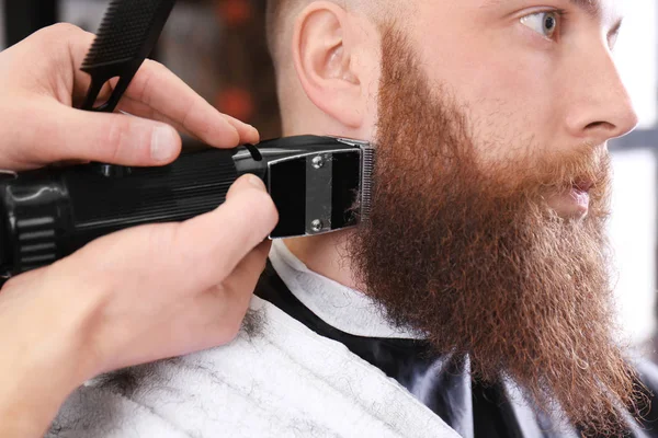 Hairdresser shaving client in barbershop — Stock Photo, Image
