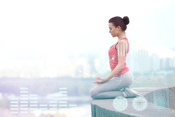 Vrouw die yoga beoefent — Stockfoto