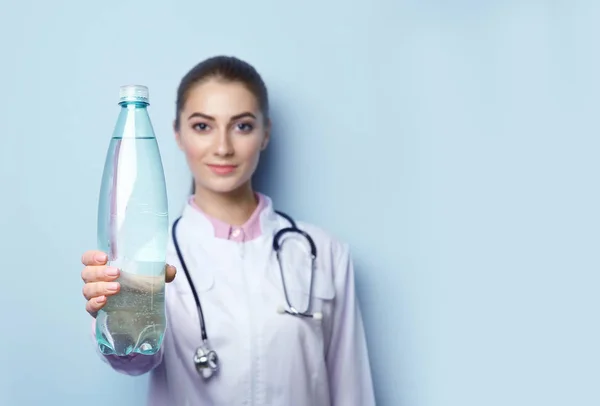 Nutricionista Femenina Con Botella Agua Sobre Fondo Color Claro —  Fotos de Stock