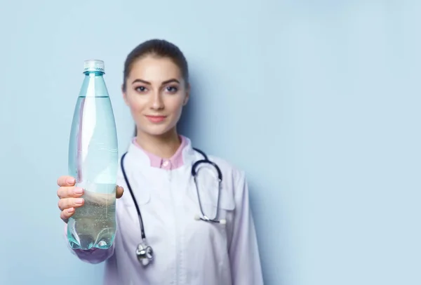 Nutrizionista Femminile Con Bottiglia Acqua Sfondo Colore Chiaro — Foto Stock