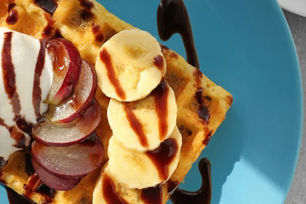 Gustoso waffle con deliziosi frutti — Foto Stock