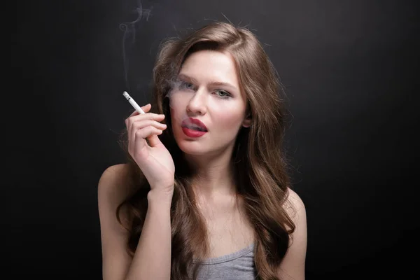 Красива жінка з цигаркою — стокове фото