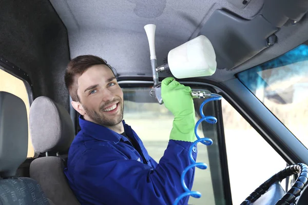 Detergente rimuovere lo sporco dal salone di auto — Foto Stock