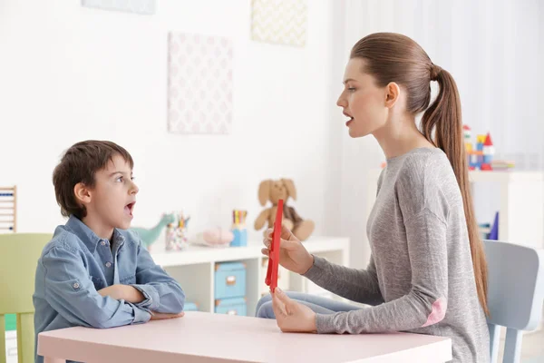 Jongen op kantoor van de logopedist — Stockfoto