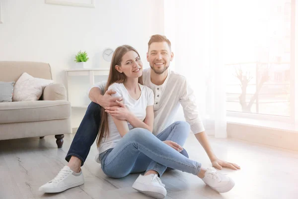 Feliz jovem casal — Fotografia de Stock