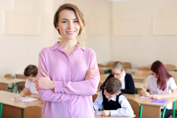 Porträt eines glücklichen Lehrers im Klassenzimmer — Stockfoto