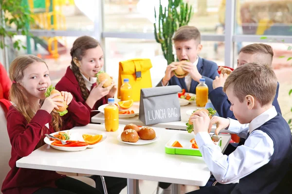 Niños Sentados Mesa Cafetería Mientras Almorzan — Foto de Stock