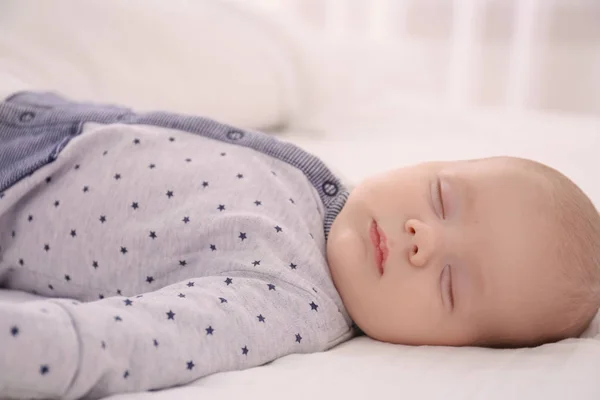 Lindo durmiendo bebé —  Fotos de Stock