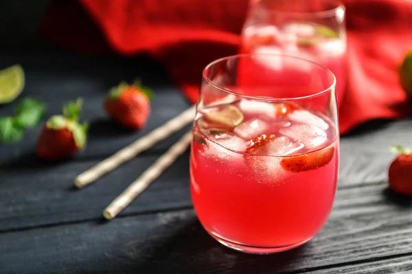 Cócteles refrescantes con fresa — Foto de Stock