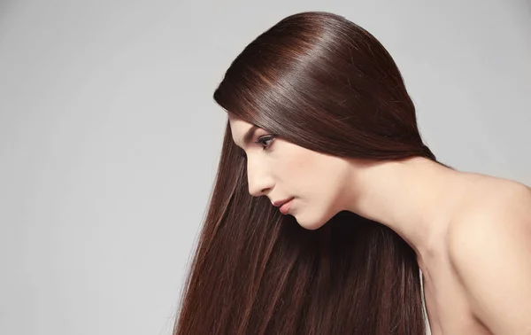 Frau mit langen glatten Haaren — Stockfoto