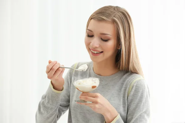 Mujer joven con helado — Foto de Stock