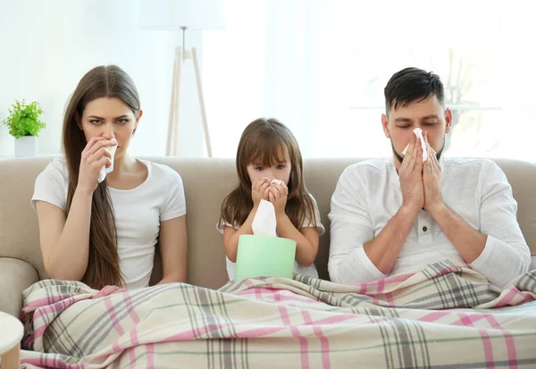 Keluarga sakit di sofa — Stok Foto