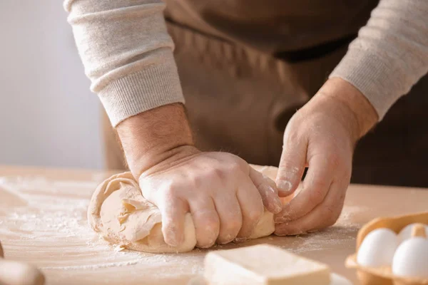 Homme faisant la pâte dans la cuisine — Photo