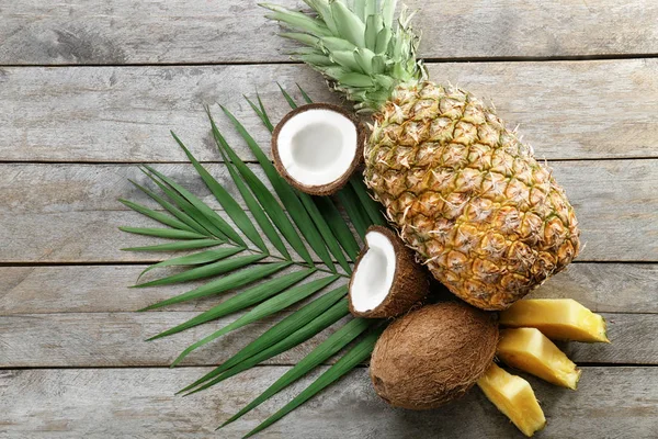 Zusammensetzung aus frischen Ananas und Kokosnüssen — Stockfoto