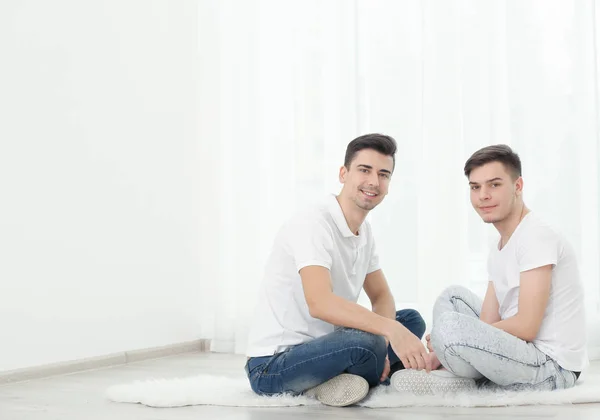 Gelukkig gay paar — Stockfoto