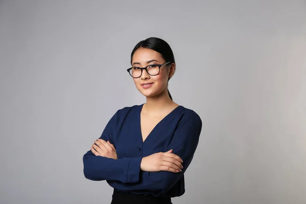 Портрет азиатской учительницы — стоковое фото