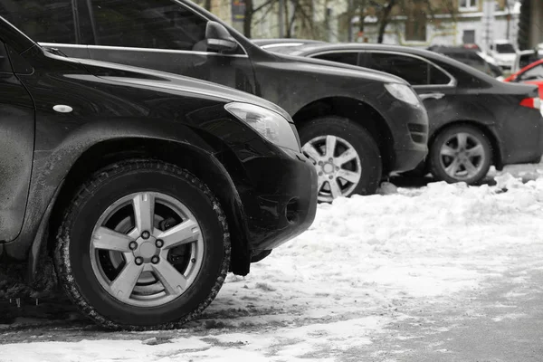 Carros estacionados após queda de neve — Fotografia de Stock