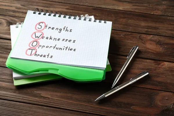 Management concept. Notepad and pens on wooden table — Stock Photo, Image