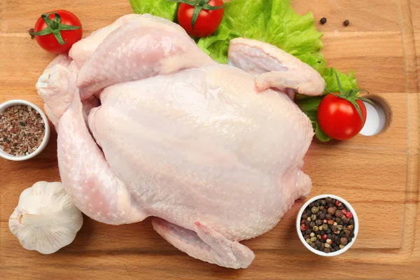 Whole raw chicken — Stock Photo, Image