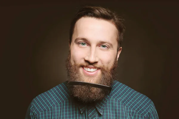 Retrato Homem Bonito Com Pente Barba Fundo Escuro — Fotografia de Stock