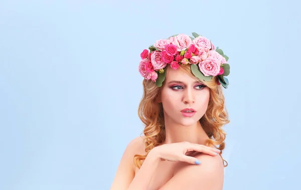 머리에 꽃을 가진 젊은 여자 — 스톡 사진