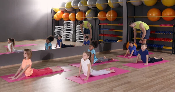 Дети на уроке физкультуры в спортзале — стоковое фото