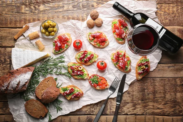 Bruschetta servido con vino — Foto de Stock