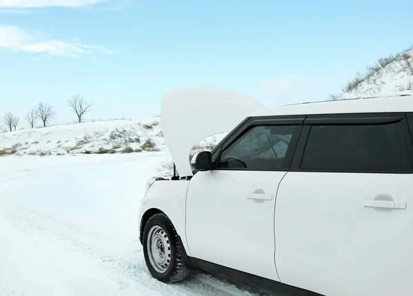 Car stuck in snowdrift on winter road — Stock Photo, Image