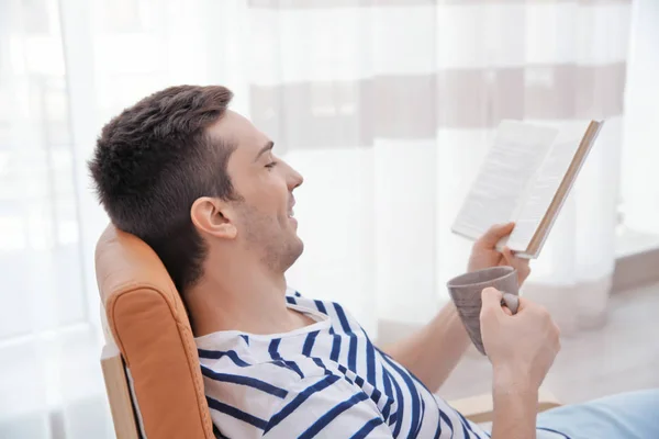 Young man reading book — Stock Photo, Image