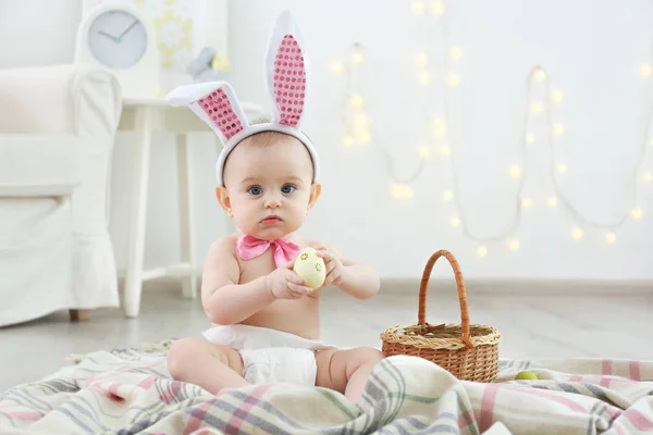 Bebé en orejas de conejo — Foto de Stock