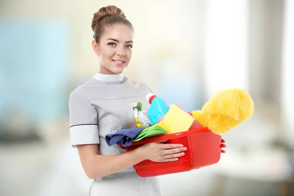 Femme de chambre avec équipement de nettoyage — Photo